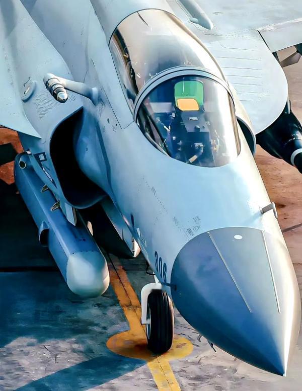 歼10很先进，却卖不过枭龙战机！光是今年，阿塞拜疆就订购40架枭龙战机，利比亚1