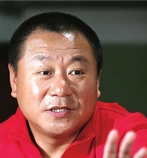 1988年，范伟和一个小护士去相亲，女方一言不发，筷子一下也没动，范伟一看又黄了