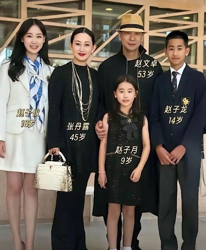 干干净净、和和睦睦的一家人，在明星圈里不多见啊。​​​