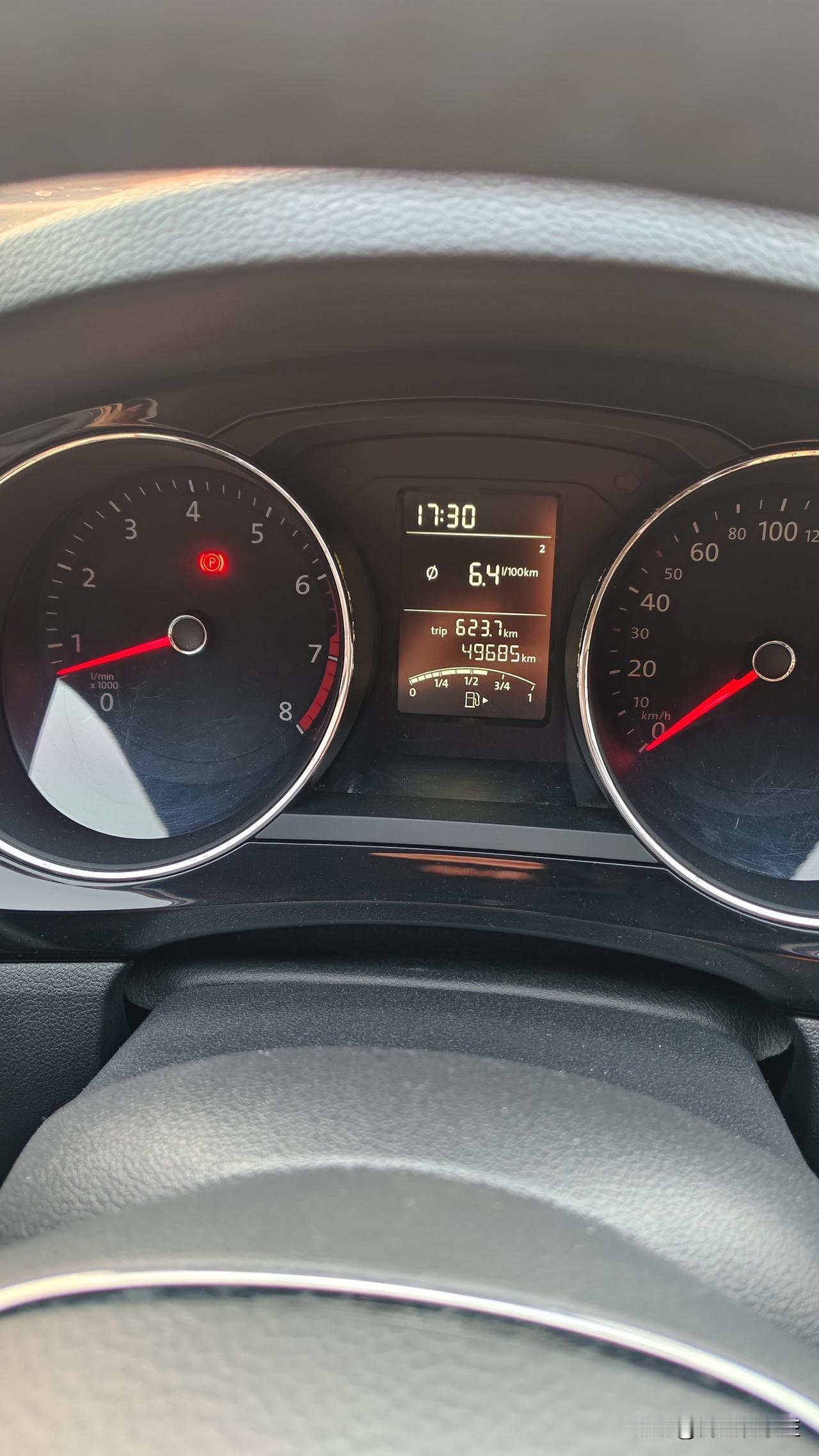 我的大众车，8年了，一点毛病没有，就换过轮胎雨刷器！而且油耗也低，才6个多点！