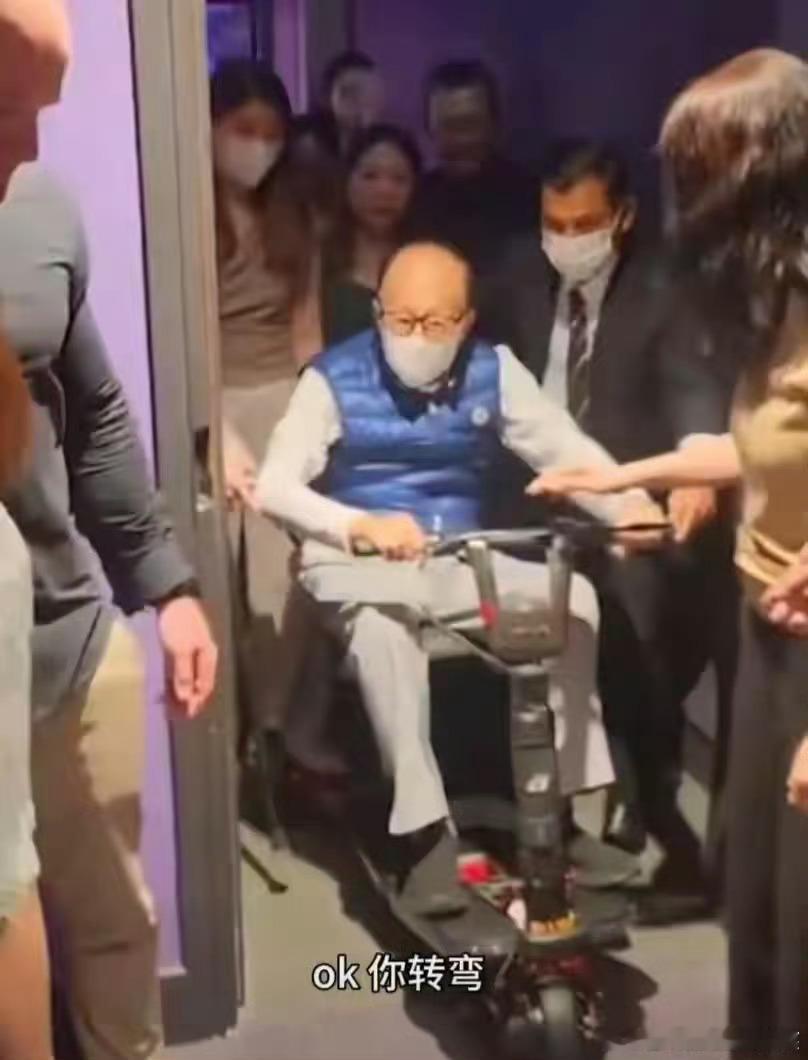 97岁了，骑着电动车，苍老了好多，头发几乎掉光了...何必呢！前面发相关视频