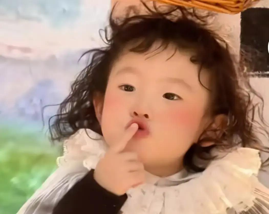 传闻里，她为一句“99元一副”的口误，自掏腰包补了几百万的窟窿。真相，比这残酷