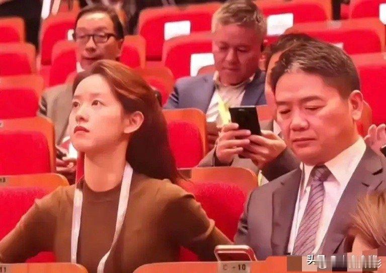 章泽天，正式官宣。11月13日，32岁的章泽天，这一次，不是和刘强东秀恩爱，而是