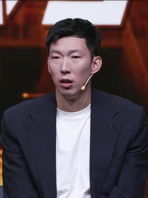周琦解说聊教练球员关系，一番言论引发篮坛热议。他原话是：最怕那种半吊子，水平