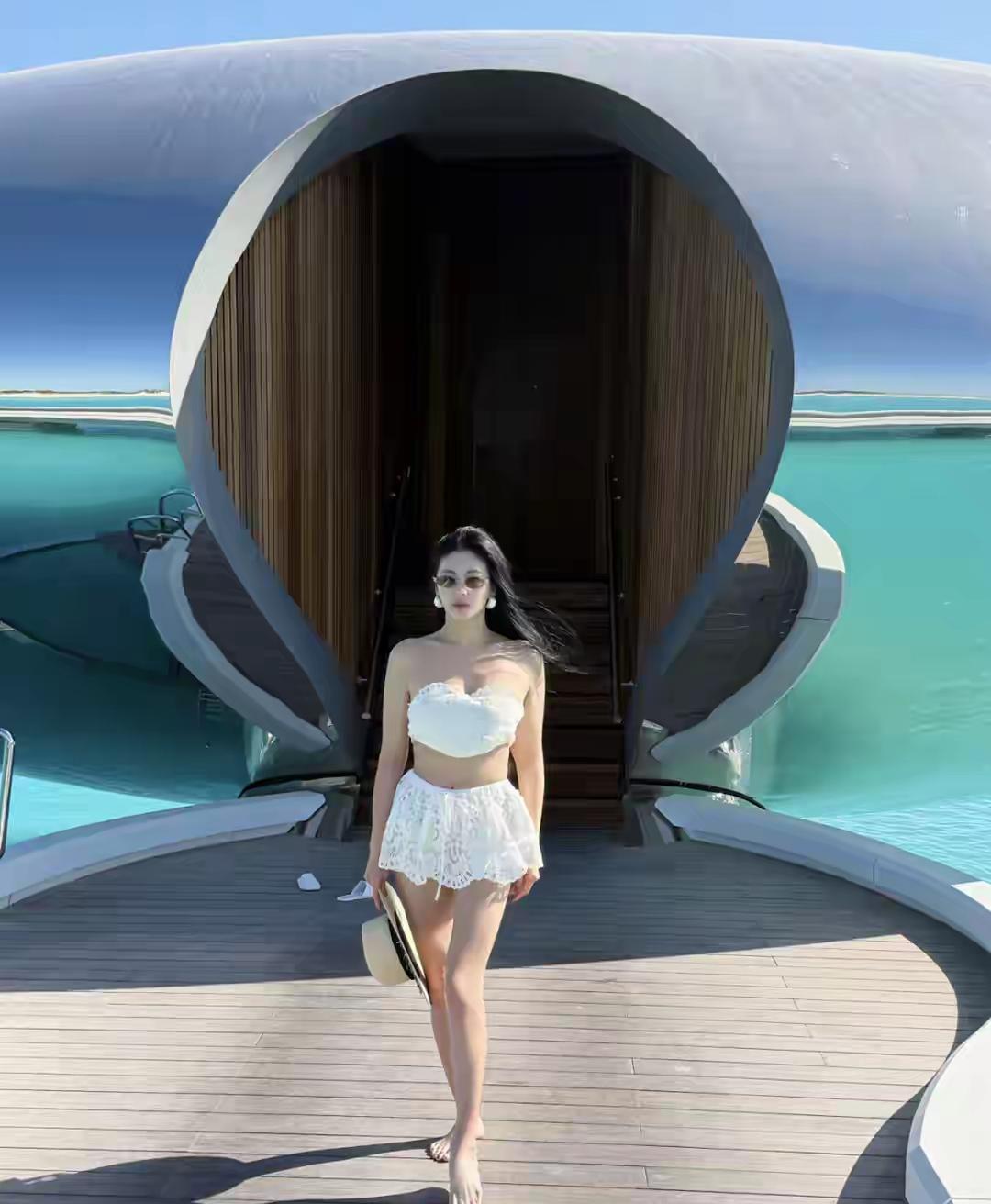 前一秒还在和张雨绮互撕，后一秒，袁巴元突然调转枪口，把一个藏在幕后的女人——葛晓