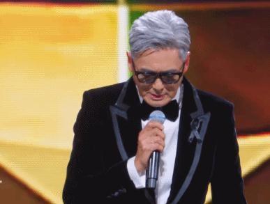 周润发现身MAMA颁奖礼，这次真的玩大了！前一秒他还眼眶泛红，用三种语言哽咽呼吁