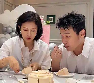 鲍蕾50岁生日没搞大排场，却被远在美国的女儿弄哭了。17岁的贝儿在美国留学回不来