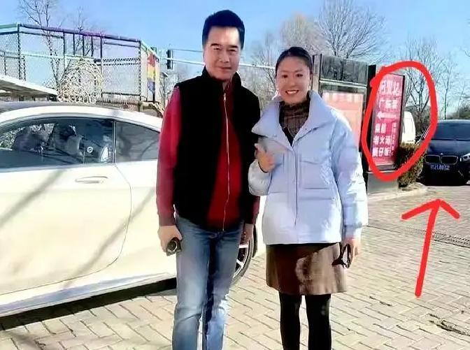 他没躲。他被一纸合同锁在洛杉矶片场。追悼会那天，他的IP地址在美。网友骂他