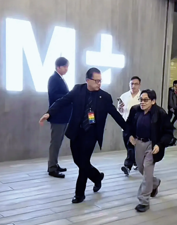 已年近80岁的香港演员<em>泰迪罗宾</em>，据说还是刘德华的师傅，个头小但名气一点也不小，身