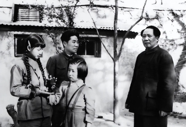 1958年夏天，李讷一个人从北京出发，坐了十几个小时的火车，到了南昌。她是受父亲
