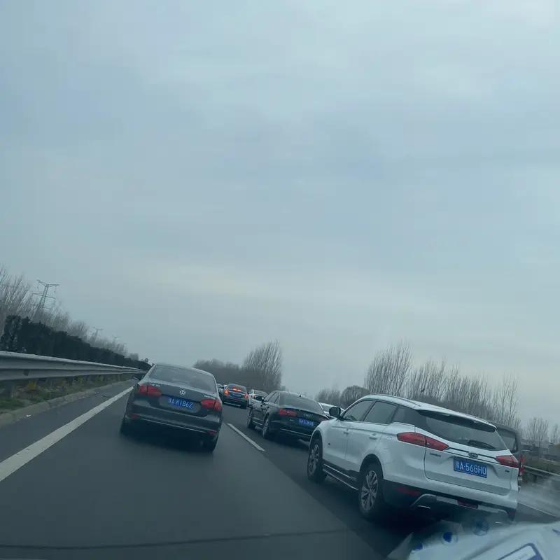 人生真是充满了惊喜！一位女子返程杭州，沪渝高速堵得死死的，无奈改走国道。没想到，