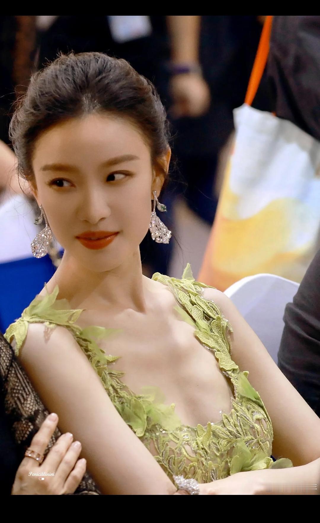 美是挺美的但是瘦也是真的瘦排骨全部都出来瘦的熊都没了[捂脸哭][捂脸哭]