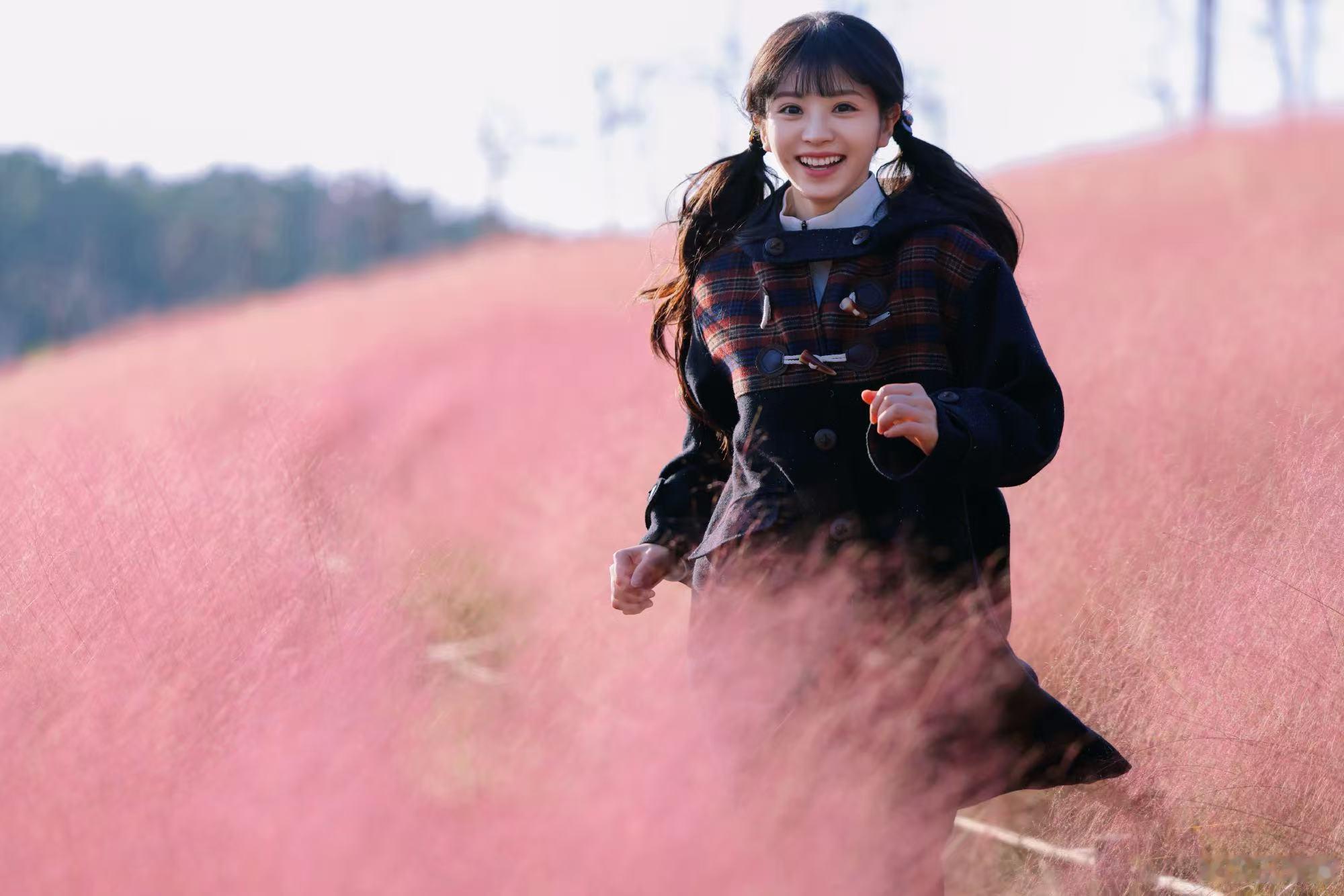 田曦薇发博分享秋游随拍，明媚又可爱的小田啊，好想一起去秋游呢