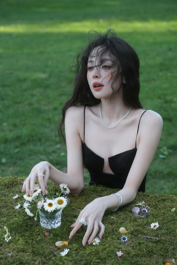 娜扎林间精灵大片远离喧嚣融入自然之中，妆容造型清淡雅致，完美凸显精致五官，整个人