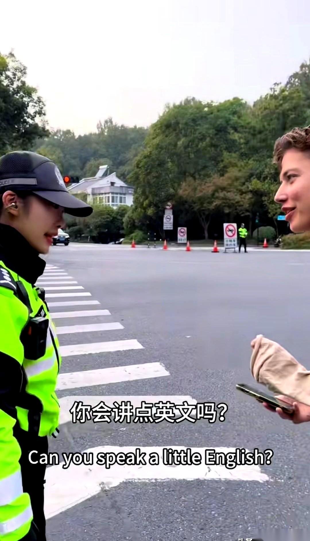 “Areyoufamous?”哈哈哈哈，看到咱们的“兔子警官”被外国游客这