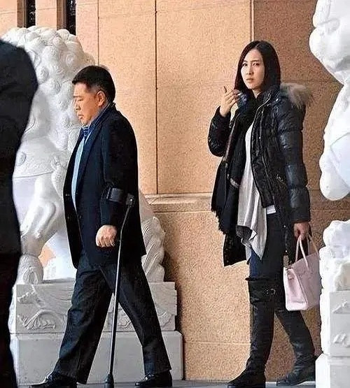 黎姿50岁身材还这么好如今她有钱有事业，可惜38岁就没有了爱情，为了救弟弟，牺牲