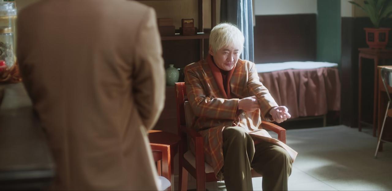 《老舅》：张秘书羞辱崔国明，崔国明撸起袖子的手放下了，他扶额叹息的样子，太扎心。