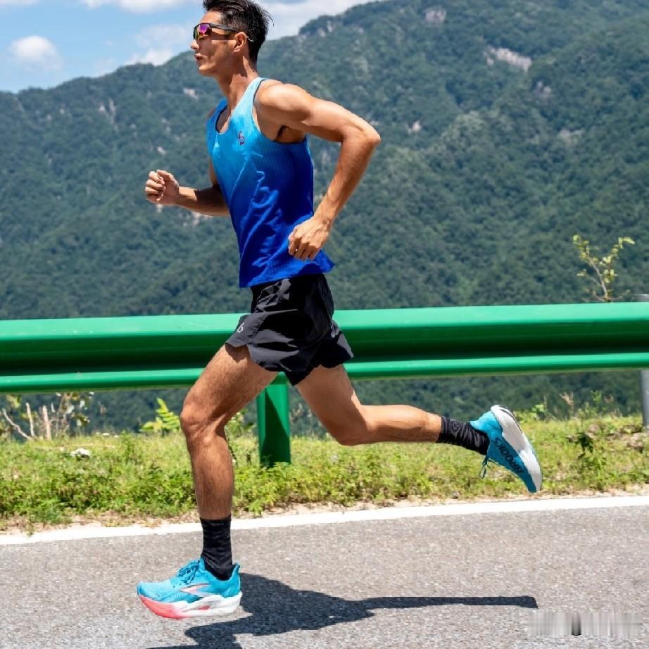 今天我在马路上晨跑第一公里时，从后面跑过来一个男的，跑得贼快，一下子像一样从我身