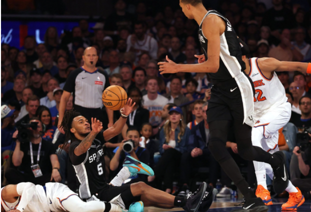 NBA总决赛，尼克斯对阵马刺的G4比赛中，出现了非常奇葩的一幕。第一节比赛快要结