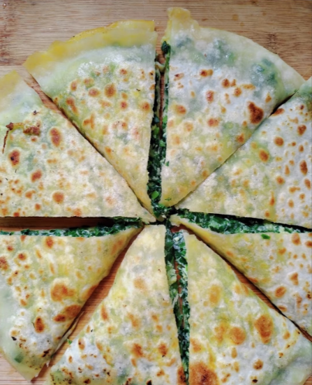 我是住家保姆（续）今天天气好热呀。中午老太太让吃菜饼。在她家做饭主要是玩面，吃