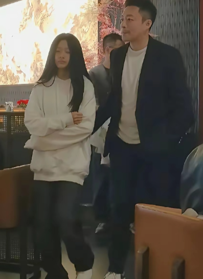 小汪总带着宝贝小玥儿一起吃饭，和颜悦色的问小玥儿，你今天想吃啥菜都让你来点。小玥