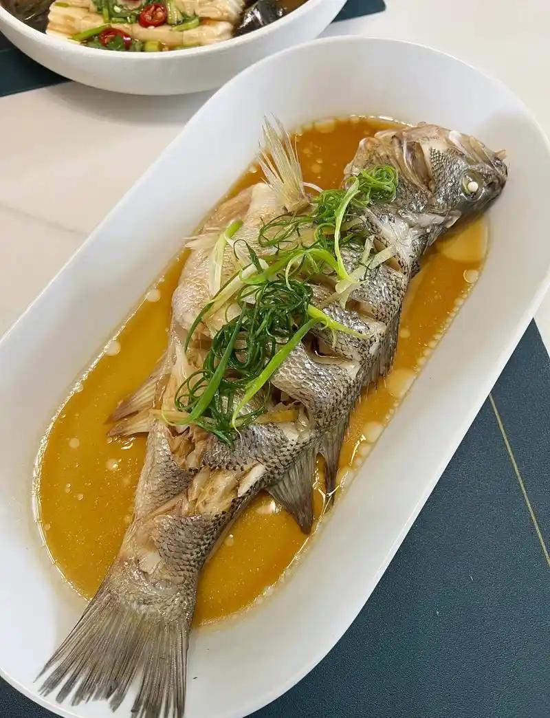 中秋假期聚会，美味家宴就这么安排吧！中秋美食推荐：1、清蒸鲈鱼、板栗红烧肉、
