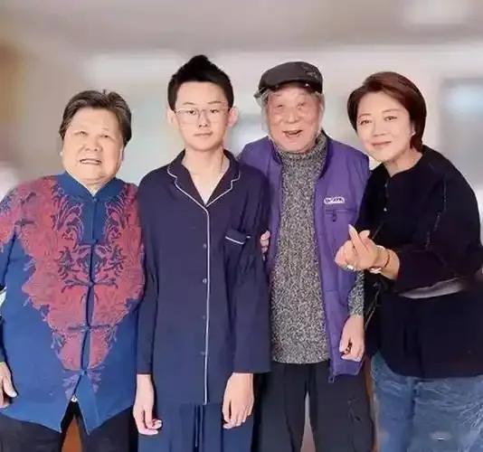 55岁的王茜华近来瘦身成功，状态回春。她与二婚丈夫沈航感情和睦，高龄生下一儿一女