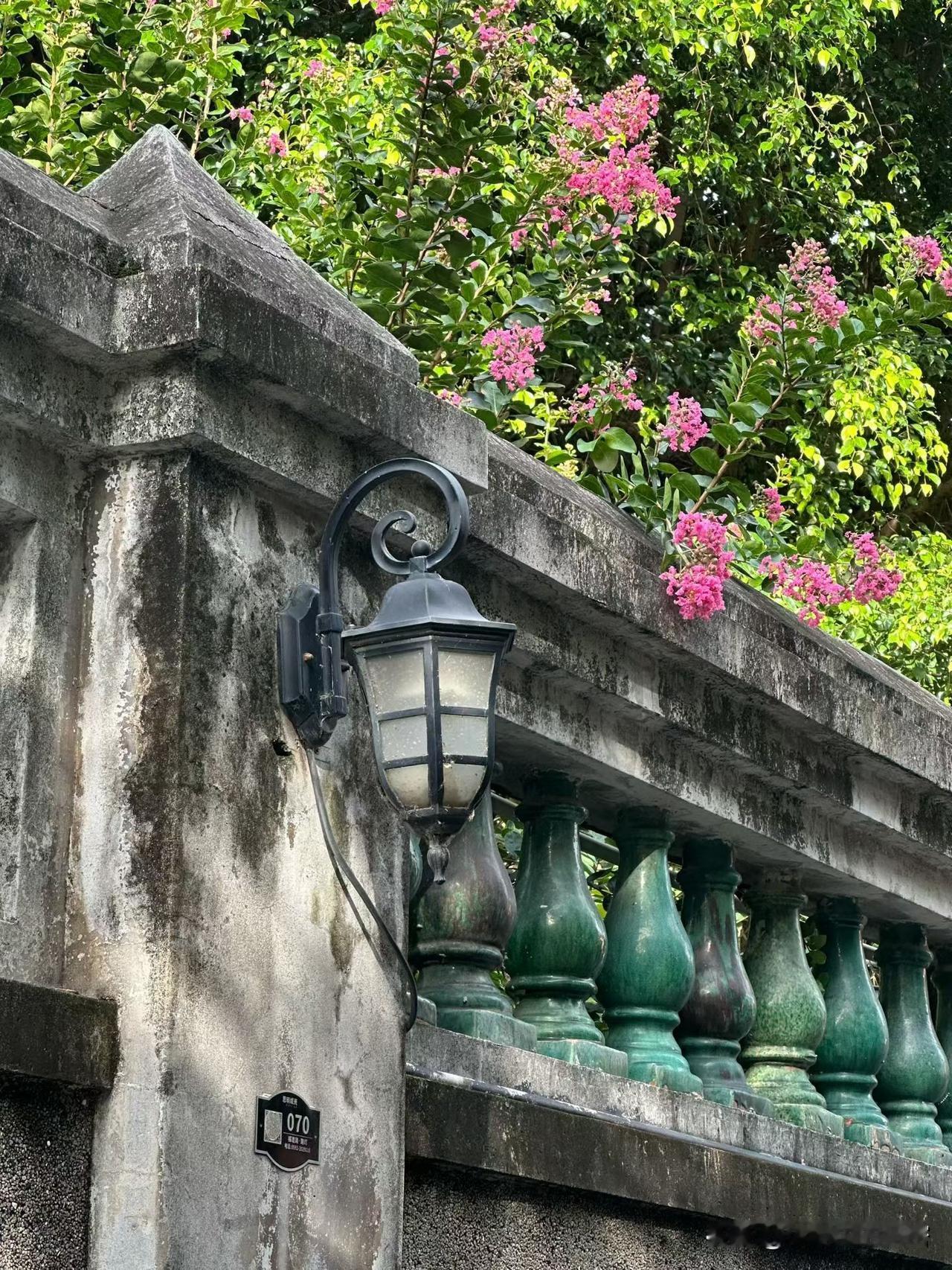 饭桌上，亲戚突然问：“你现在一个月挣多少钱？”我：“够花。”亲戚不死心：“
