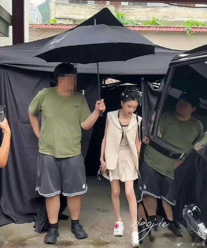 宋祖儿的腿瘦凹回去了瘦了也不行胖的也不行女明星到底该保持怎么样的身材才能不被