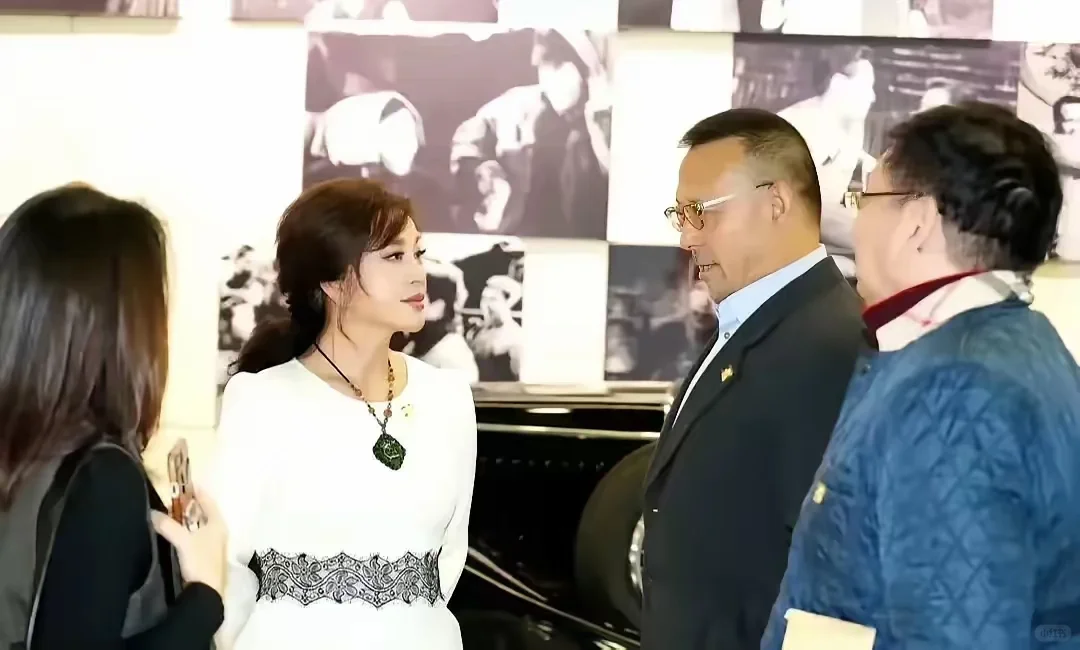 2019年时，刘晓庆和姜文在上海重逢。69岁的刘晓庆美若少女，56岁的姜文成熟