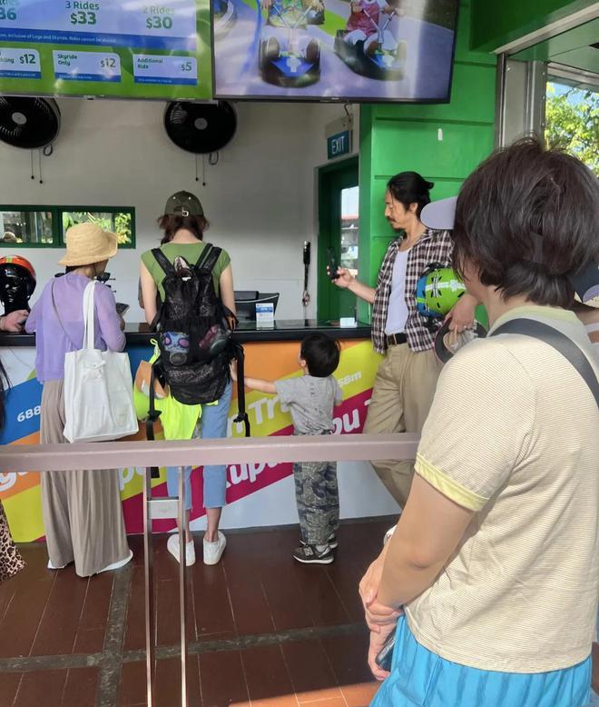 在新加坡偶遇林志玲一家三口，低调出游。林志玲状态极佳，被赞如邻家学姐。她与黑泽良