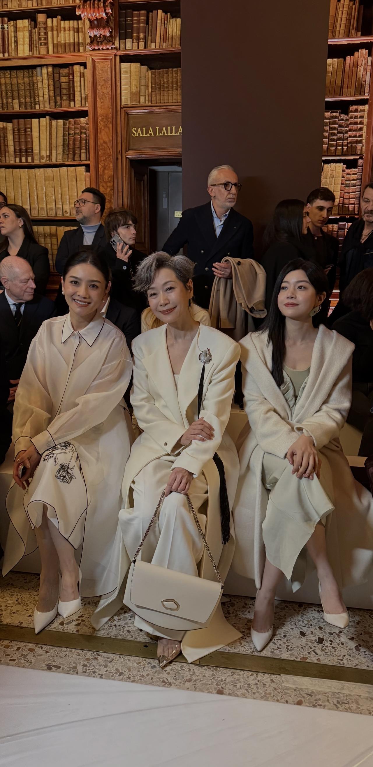 近日，叶童、胡可与陈妍希现身米兰参加活动时，坐在一起的画面。叶童花白的头发，