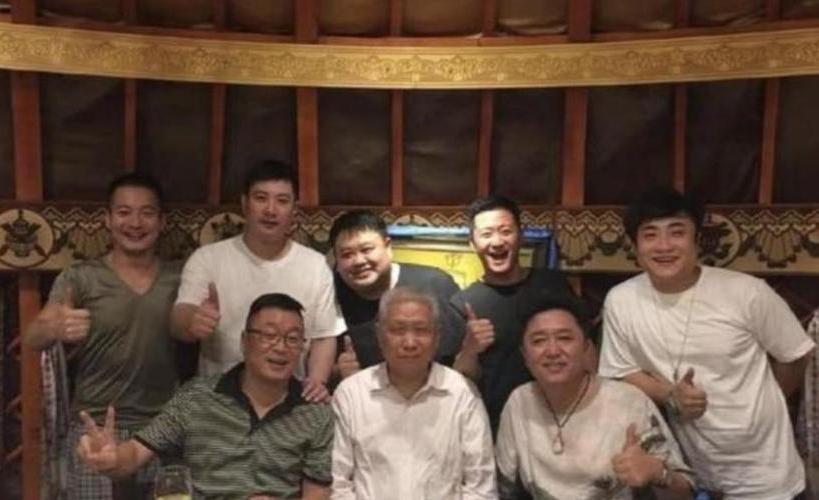 8位名人欢聚一堂同框照：我只认出了著名收藏家、文化学者马未都，戴着项链、气宇