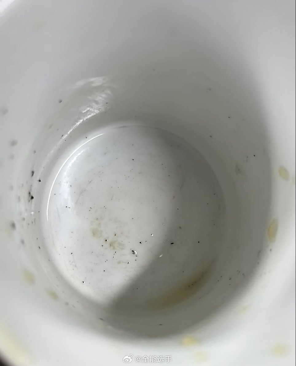 杯子被老板拿去当烟灰缸[裂开]​​​