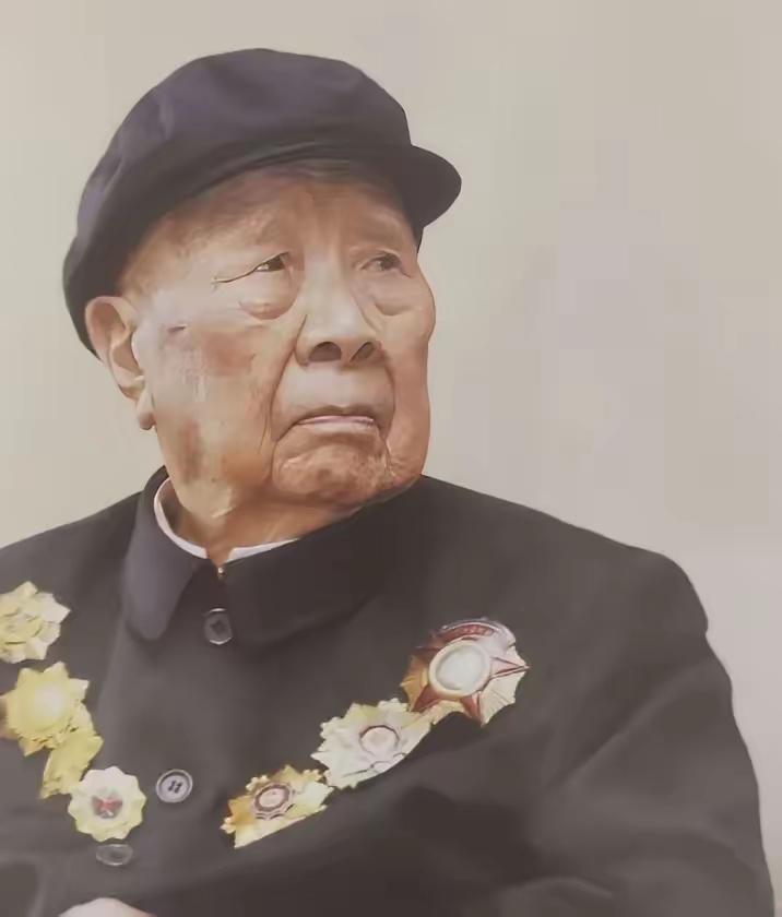 1984年的秋天，退休将军曾志远在大连水库钓鱼时，负责人特意过来搭话，说今天不用