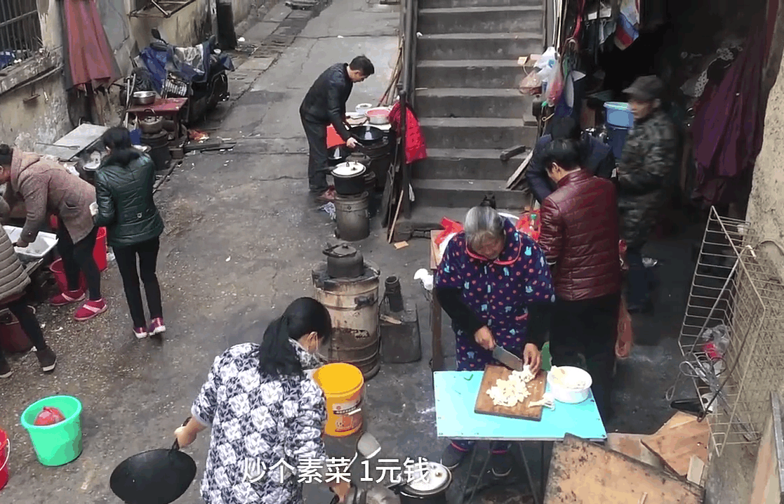 夫妻二人在肿瘤医院旁, 开设抗癌“厨房”炒一个菜一块钱, 获得病患家属点赞!