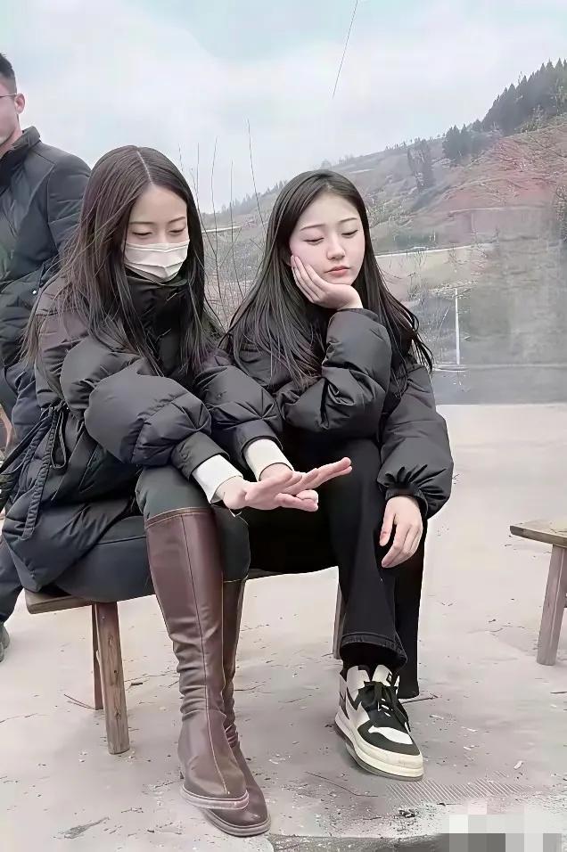 如果是我去相亲，我肯定选择右边那位姑娘！首先从她们穿的鞋就可以看出右边那位更朴素