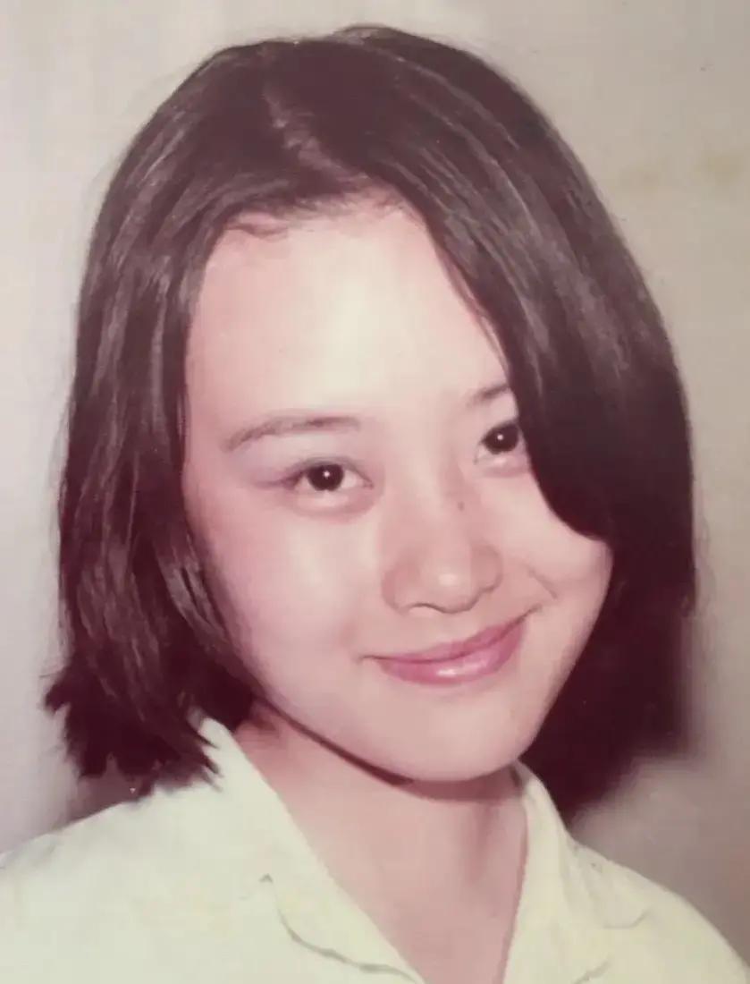 60岁的邬君梅，一边丧夫一边照顾病母。在一次60岁生日前后的聊天里，她才轻