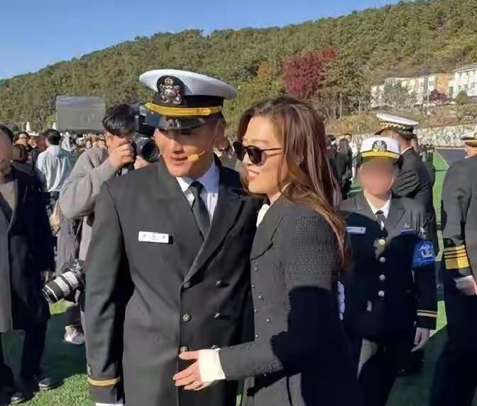 一看，就知母子关系不错！顽劣的太子爷，终于还是步入正轨了！在结业典礼上，前太子