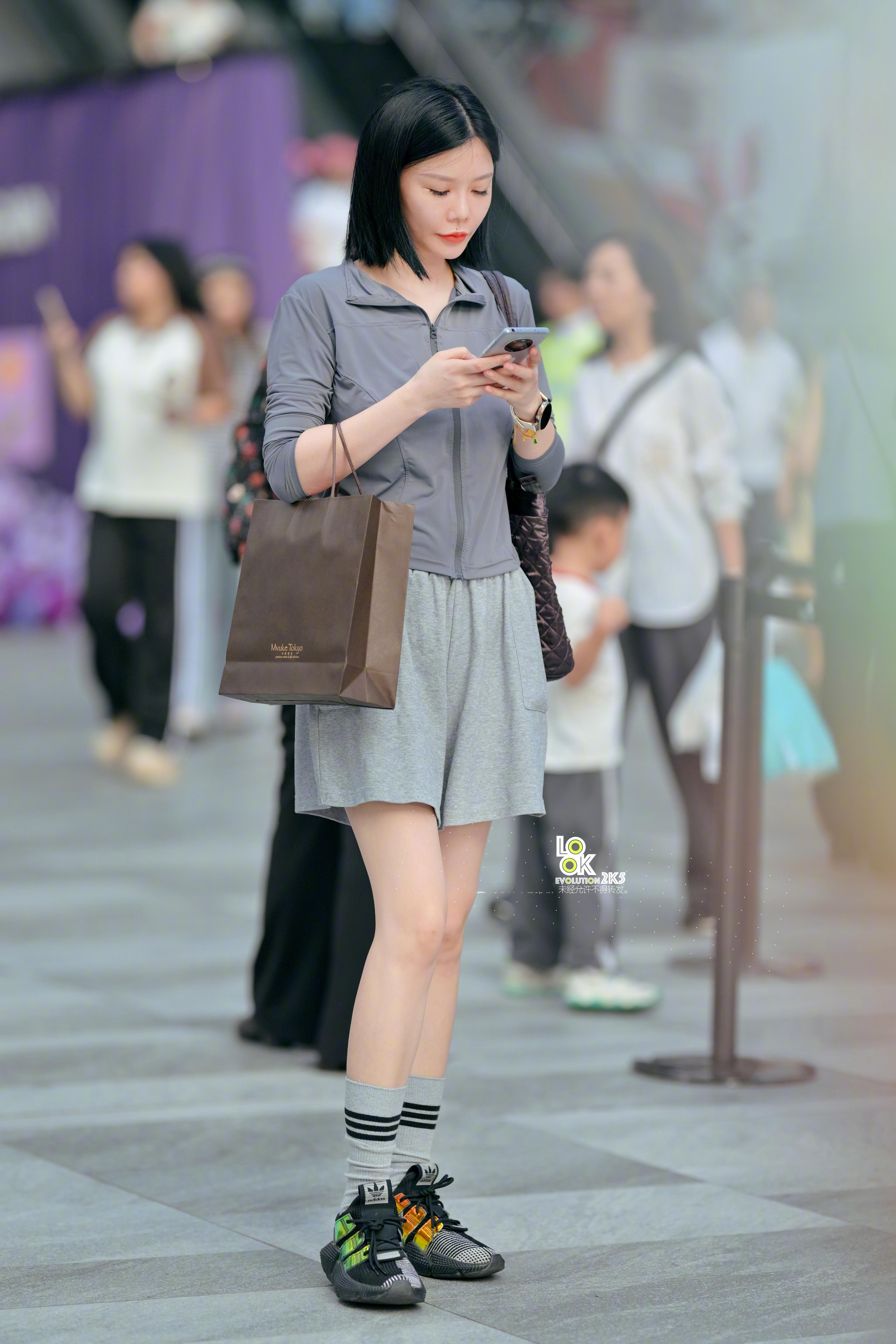 这双鞋记得是18年发售的当年很火可我觉得这双鞋有点重​​​