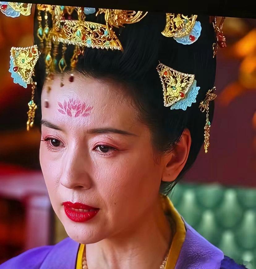 莫离，是真的一点美颜磨皮没开啊这也太高清了吧。董洁这皮肤毛孔和纹路看的一清二楚太