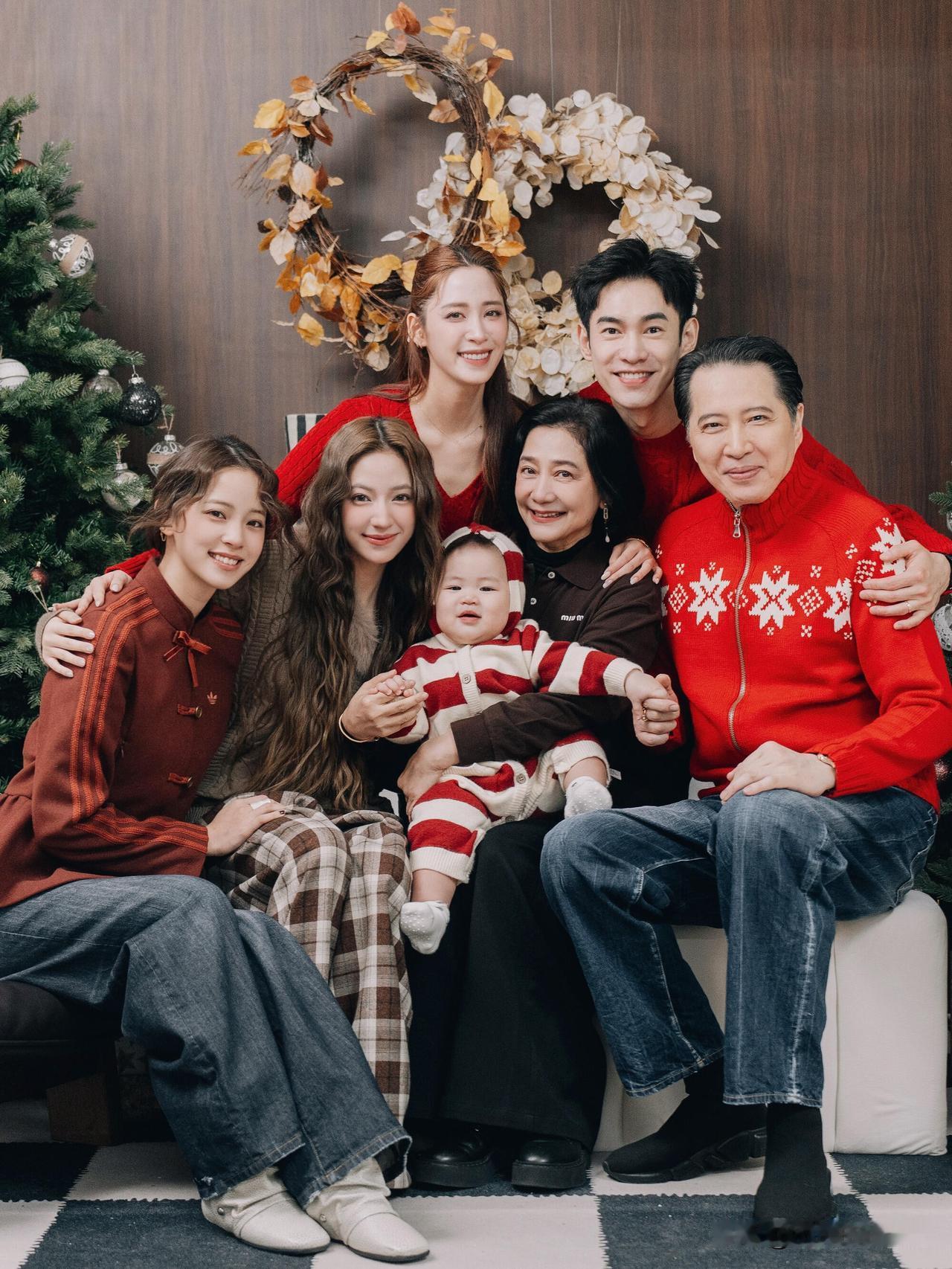 2月21日，艺人欧阳妮妮更新全家福，并配文“來自我們一家的拜年，祝各位新年快快樂