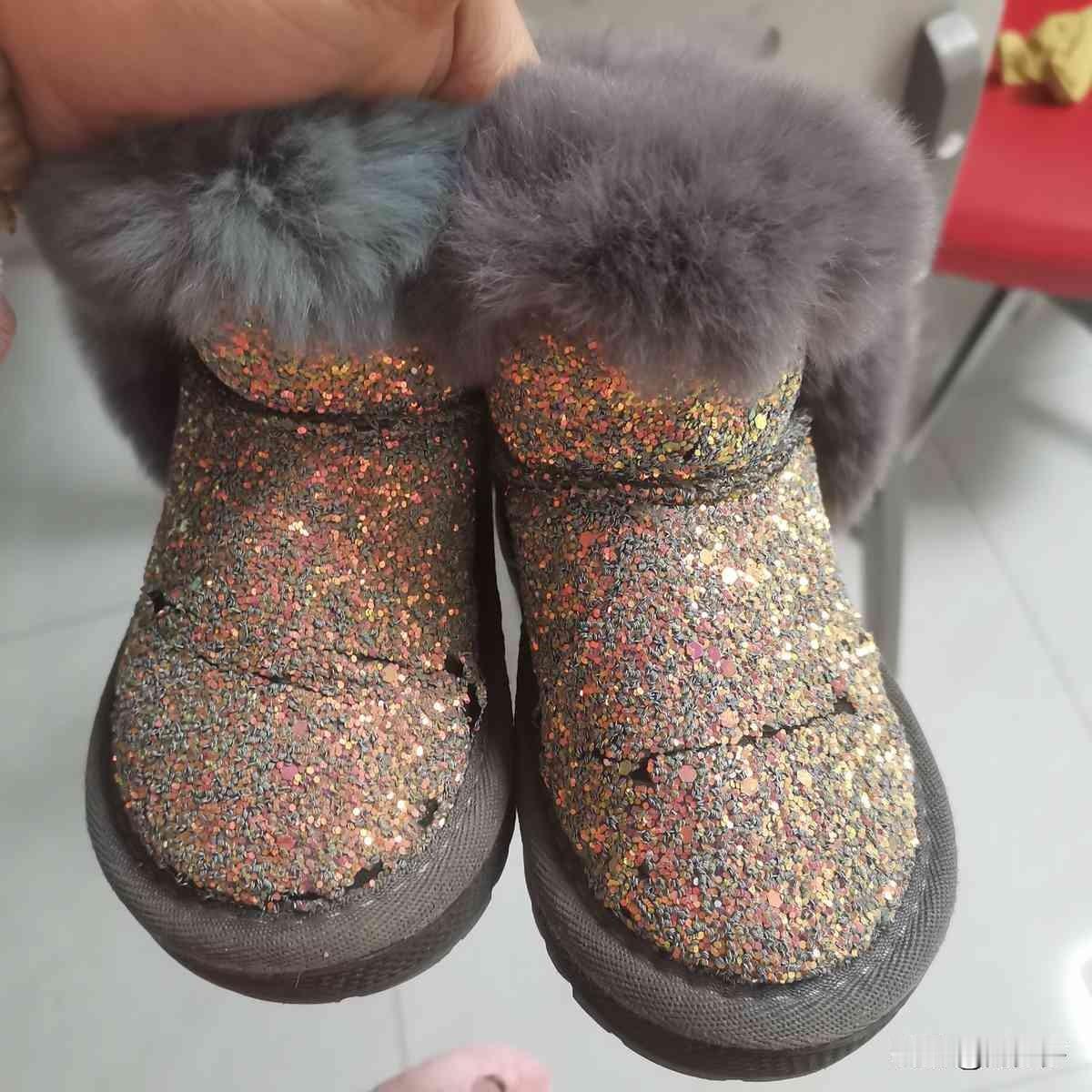 那双我盼了半天的布灵布灵的鞋，贴片半天就翘得像逃难路上捡的。卖家是个爽快的宝妈