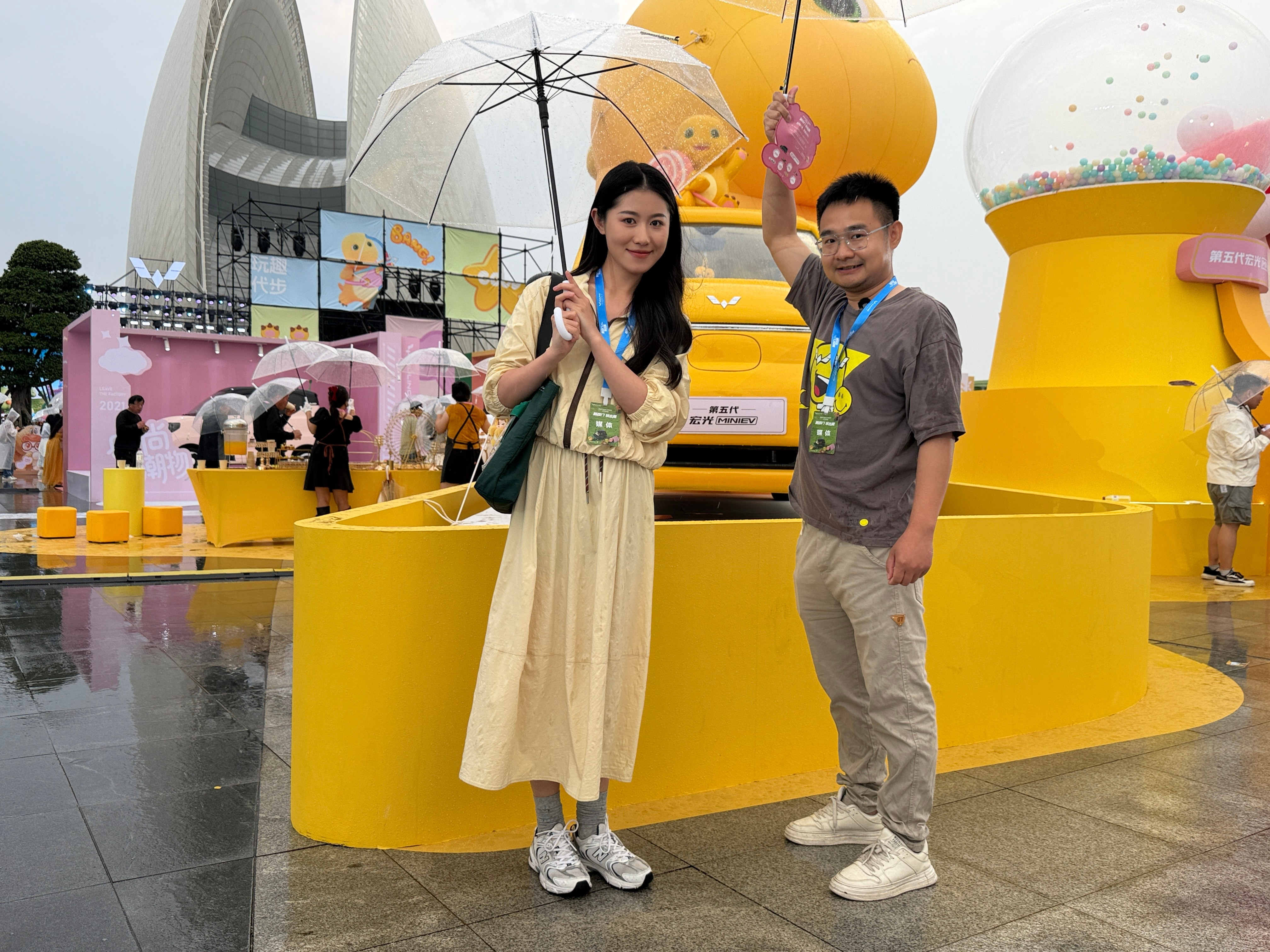 太多美女啦！你永远要相信五菱邀请美女的质量，超过190万用户信赖的第五代宏光MI