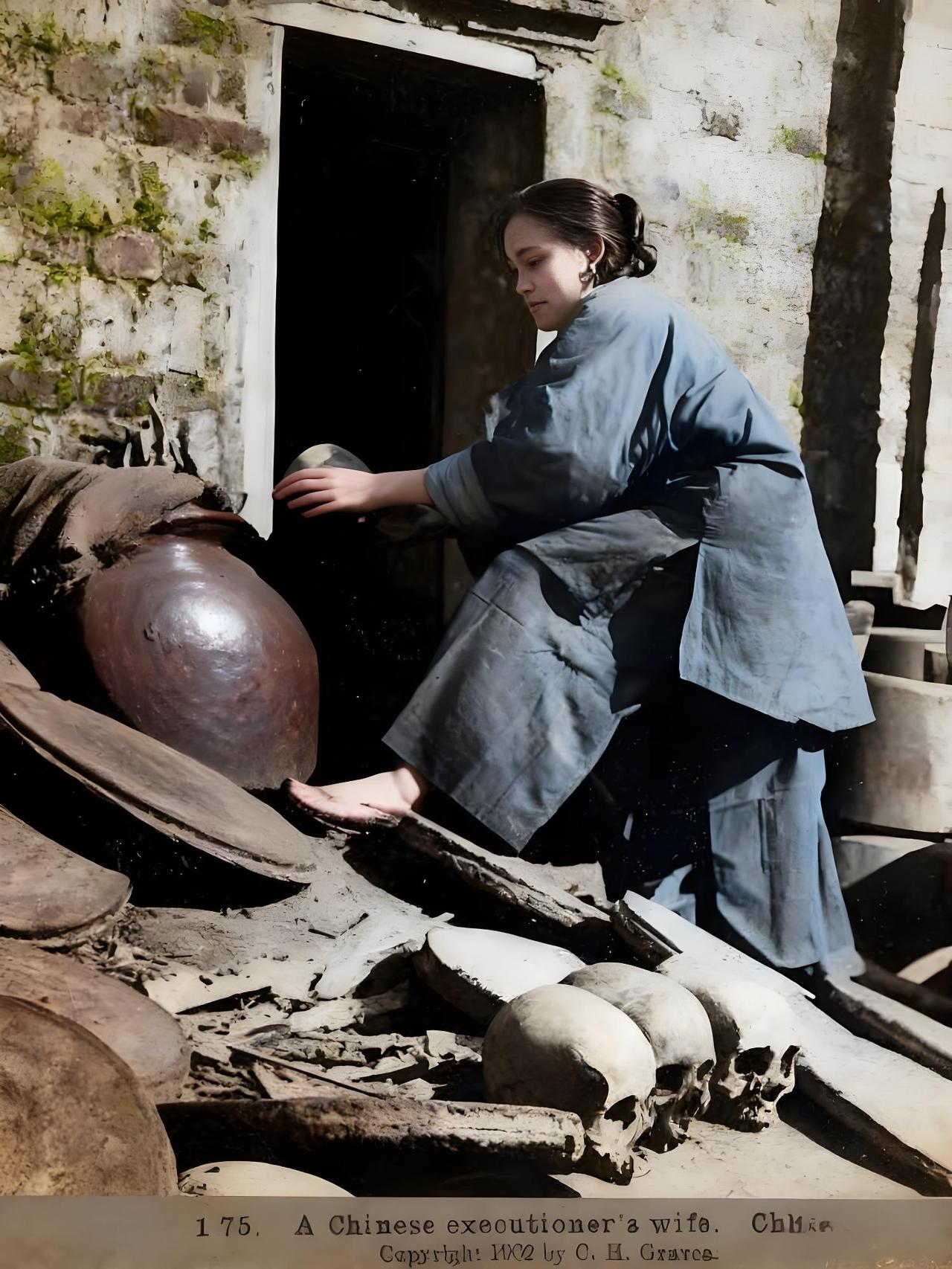 这张拍摄于1902年秋北京的照片，在正午阳光的映照下，呈现出一段极具时代烙印的特