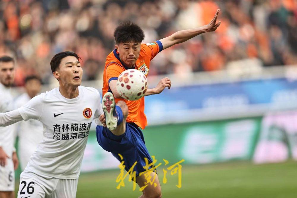 韩鹏与李金羽这两名泰山队名宿之间的对决，以韩鹏率泰山队赢下“辽鲁大战”而落幕。3