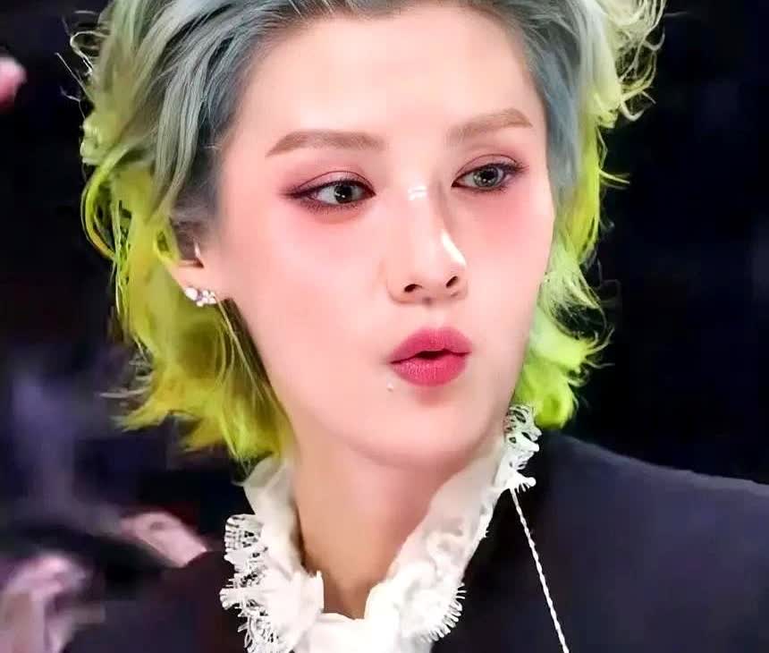 鹿晗和关晓彤分没分手已经不重要了！因为35岁的鹿晗终于看开了，他没有继续