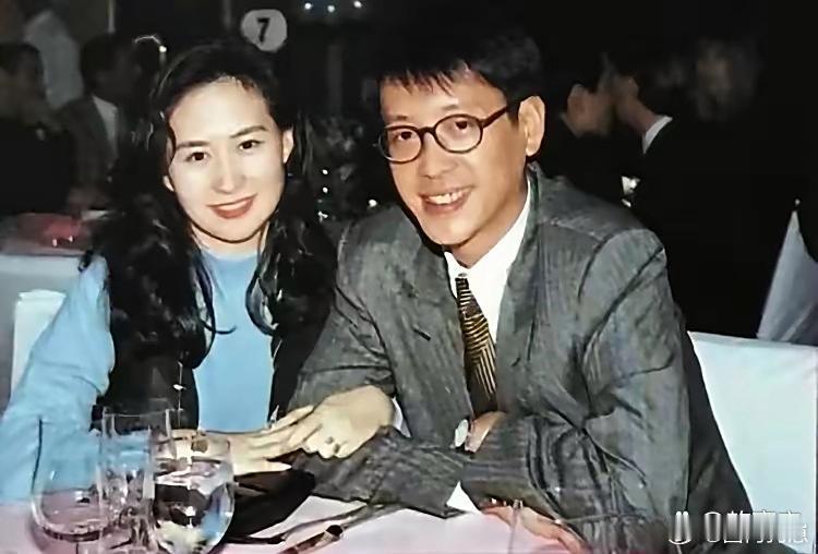 翻到许晋亨和太太何超琼当年新婚不久的合影，两人状态格外契合，举手投足间都是新婚的