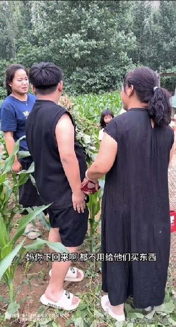 小故事！前两天李佳她和妈刚吵架了，今天李佳她妈又来找李佳来，养母
