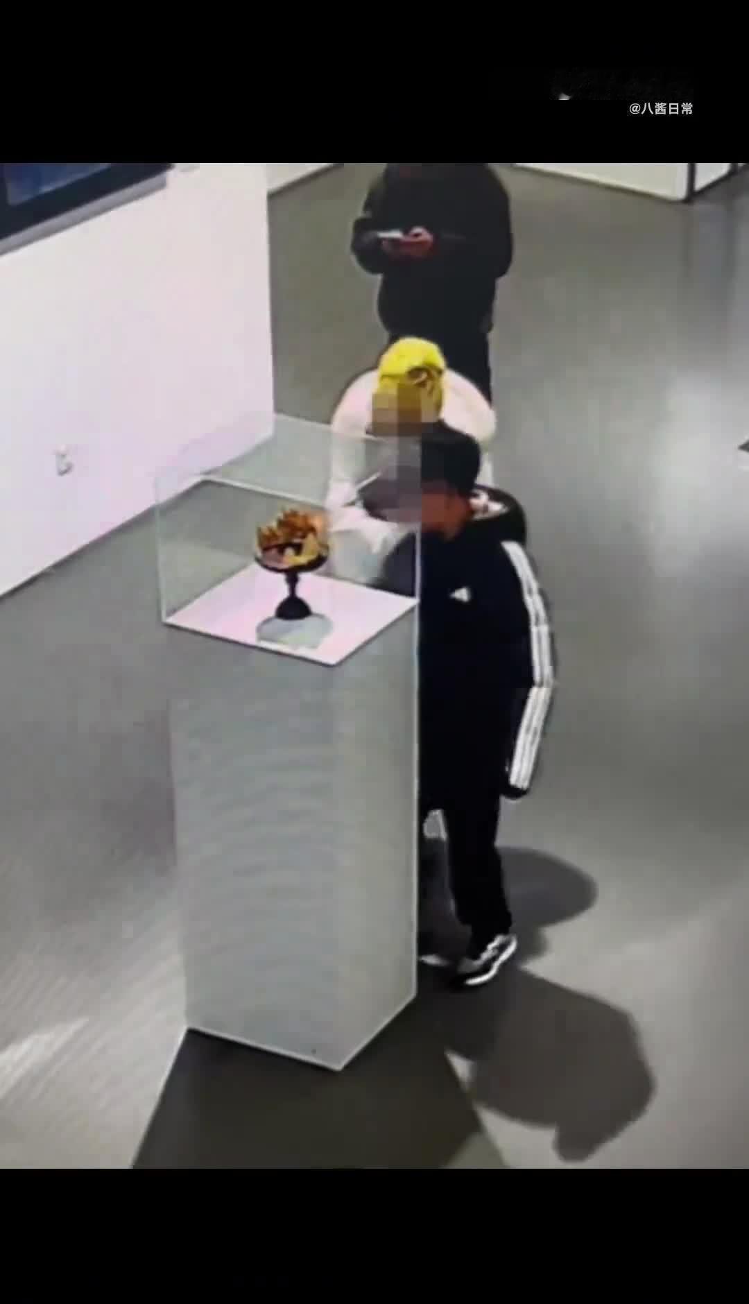 千万粉丝网红自曝4斤重黄金凤冠被毁，监控画面曝光，具体情况如何？责任该如何认